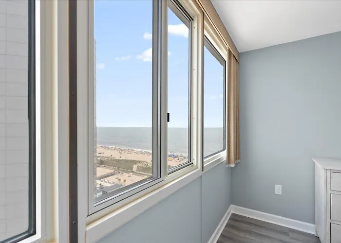 2 Bedroom Oceanfront In Desired Quay Building Holiday home *