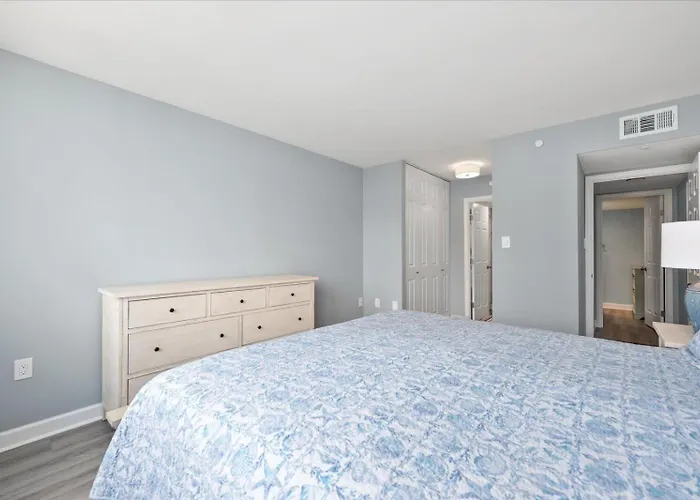 2 Bedroom Oceanfront In Desired Quay Building Holiday home